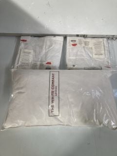 A QTY OF THE WHITE COMPANY BEDDING TO INCLUDE QCAITONA QUILTED PILLOW PROTECTOR TOTAL RRP £200