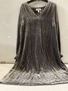 A QTY OF "THE WHITE COMPANY" CLOTHING TO INCLUDE SILK VELVET DRESS WITH SHIRRING DETAIL 8 ECLIPSE TOTAL RRP £75