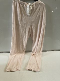 A QTY OF "THE WHITE COMPANY" CLOTHING TO INCLUDE STAR PJ BOTTOMS SIZE XL TOTAL RRP £100