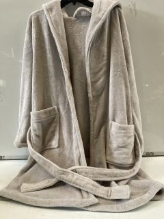 A QTY OF "THE WHITE COMPANY" CLOTHING TO INCLUDE SNUGGLE SHORT ROBE SMALL PALE GREY TOTAL RRP £105