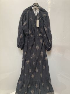 A QTY OF "THE WHITE COMPANY" CLOTHING TO INCLUDE ORGANIC COTTON POPPIN BRODERIE DRESS 18 NAVY TOTAL RRP £417