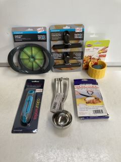 BOX OF ASSORTED ITEMS TO INCLUDE SLICESTER STRAWBERRY SLICER, ICE CREAM SCOOP