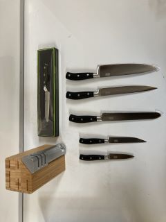 1 X TAYLOR'S EYE WITNESS HENLEY KNIFE BLOCK SET, TO ALSO INCLUDE QUANTUM Q306 12CM SANTOKU (18+ ID MAYBE REQUIRED)