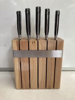 1 X SABATIER PROFESSIONAL 5 PIECE OAK KNIFE BLOCK SET, TO ALSO INCLUDE WUSTHOF CLASSIC SAUSAGE KNIFE (18+ ID MAYBE REQUIRED)