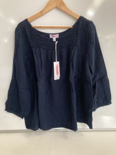 1 X THE WHITE COMPANY LINEN GAUZE PINTUCK BLOUSE NAVY SIZE 18, TO ALSO INCLUDE THE WHITE COMPANY WOOL-RICH ELASTIC-BACK TAPERED TROUSERS GREY MARL SIZE 16 TOTAL RRP £217