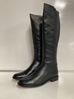 1 X PAIR OF WHITE COMPANY LEATHER HIGH LEG STRETCH BOOTS, BLACK, SIZE 40 TOTAL RRP £169