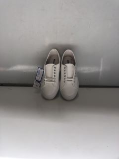 1 X PAIR OF VICTORIA TRAINERS, WHITE/GREY SIZE 40 TOGETHER WITH 1 X PAIR OF SUPERGA TRAINERS, WHITE, SIZE 39 TOTAL RRP £125