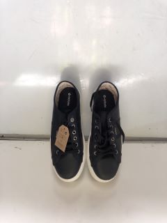 2 X PAIRS OF VICTORIA TRAINERS, BARCELONA PIEL, NAVY, SIZE 39 (BOTH) TOTAL RRP £178