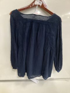 QTY OF THE WHITE COMPANY CLOTHING TO INCLUDE LINEN GAUZE PINTUCK BLOUSE IN NAVY - SIZE 10 - TOTAL RRP £196