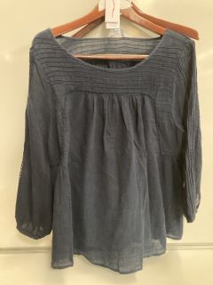 QTY OF THE WHITE COMPANY CLOTHING TO INCLUDE LINEN GAUZE PINTUCK BLOUSE IN NAVY - SIZE 14 - TOTAL RRP £187