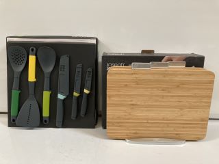 1 X JOSEPH JOSEPH SET OF 3 FOOD-SPECIFIC CHOPPING BOARDS WITH STAND, TO ALSO INCLUDE JOSEPH JOSEPH 6-PIECE ELEVATE KNIFE & UTENSIL SET