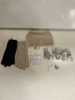 QTY OF ASSORTED THE WHITE COMPANY ITEMS TO INCLUDE CASHMERE ESSENTIAL GLOVES ONE SIZE TOTAL RRP £135