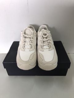 WOMEN'S NIKE TRAINERS SIZE: 5 UK