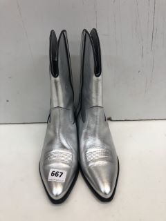 SILVER COWBOY BOOTS UK SIZE: 4.5