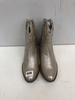 COWBOY BOOTS UK SIZE: 7.5