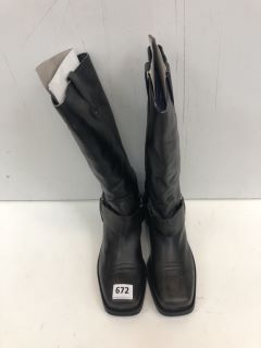 WOMEN'S BLACK BOOT UK SIZE: 7