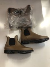 2 X PAIRS OF DREAMS IN PARIS CHELSEA BOOT WELLIES IN SIZE EU 42 TO INCLUDE 1 X DREAMS IN PAIRS CHUNKY HEEL LOAFERS SIZE 7 .