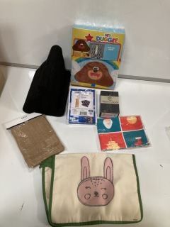 1 X BOX OF HOUSEHOLD ITEMS TO INCLUDE HEY DUGGEE CURTAINS 168 X 183 CM