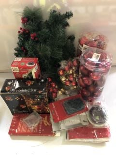 1 BOX OF ASSORTED CHRISTMAS ITEMS INCLUDING RED CHRISTMAS TREE BAUBLES