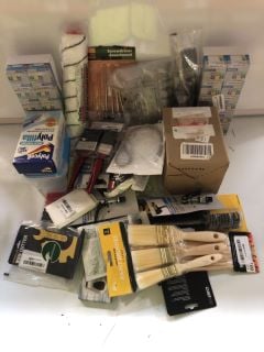 1 BOX OF ASSORTED MISCELLANEOUS ITEMS INCLUDING PACK OF PAINTBRUSHES
