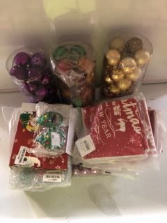 1 BOX OF ASSORTED CHRISTMAS ITEMS INCLUDING PACK OF GOLDEN BAUBLES