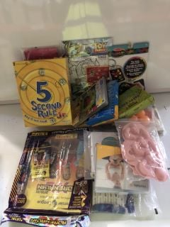 1 BOX OF ASSORTED CHILDREN'S ITEMS INCLUDING TOY STORY 4 COLOURING SET