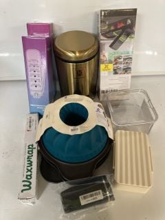 1 BOX OF ASSORTED KITCHEN ITEMS INCLUDING VEGETABLE CHOPPER 1.2 L