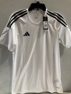 AN ASSORTMENT OF CLOTHING ITEMS TO INCLUDE BLACK / WHITE ADIDAS SPORTS SHIRT SIZE S