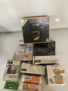 1 BOX OF ASSORTED KITCHEN ITEMS INCLUDING KITCHEN SCALES