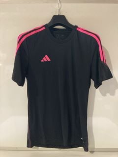 AN ASSORTMENT OF SPORTSWEAR ITEMS TO INCLUDE ADIDAS PINK / BLACK TOP UK S