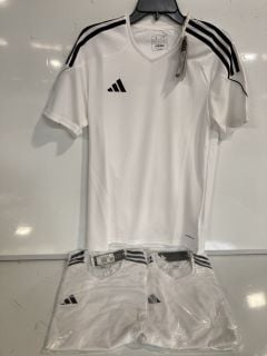 AN ASSORTMENT OF ADIDAS CLOTHES TO INCLUDE WHITE / BLACK ADIDAS JERSEY UK S
