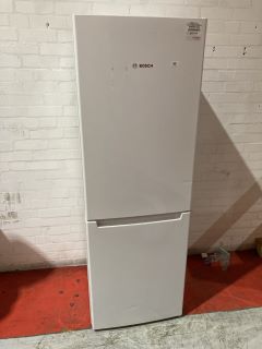 BOSCH FREESTANDING FRIDGE FREEZER IN WHITE MODEL KGN33NWEAG RRP £629 (003324480)