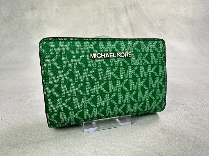 Michael Kors Jet Set Travel MD Bifold Palmetto Green Zip Wallet , With Tags (VAT ONLY PAYABLE ON BUYERS PREMIUM)