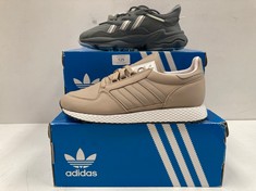 2 X ADIDAS SHOES VARIOUS SIZES AND MODELS INCLUDING BROWN SHOES SIZE 40 2/3 AND GREY SHOES SIZE 36 - LOCATION 15A.