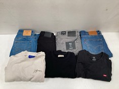 7 X CLOTHING ITEMS VARIOUS BRANDS AND SIZES INCLUDING LEVIS T-SHIRT BLACK COLOUR 3XL - LOCATION 31A.