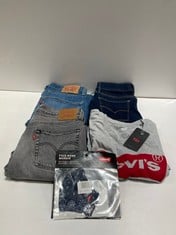 5 X LEVIS GARMENTS VARIOUS SIZES INCLUDING GREY T-SHIRT SIZE M- LOCATION 43A.