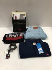 5 X LEVI'S CLOTHING VARIOUS SIZES AND MODELS INCLUDING BLACK T-SHIRT SIZE M - LOCATION 12A.