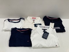 5 X TOMMY HILFIGER GARMENTS IN VARIOUS SIZES AND STYLES INCLUDING NAVY BLUE T-SHIRT SIZE M - LOCATION 44B.