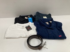 5 X LEVIS GARMENTS IN VARIOUS SIZES AND STYLES INCLUDING NAVY BLUE POLO SHIRT SIZE L - LOCATION 36B.