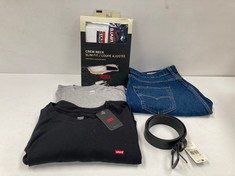 5 X LEVIS GARMENTS IN VARIOUS SIZES AND STYLES INCLUDING BLACK BELT SIZE 85 CM - LOCATION 36B.