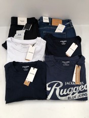 6 X JACK JONES CLOTHING VARIOUS STYLES AND SIZES INCLUDING JEANS - LOCATION 9C.