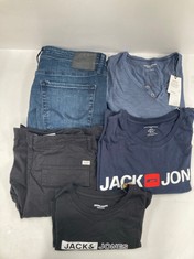 5 X JACK JONES CLOTHING VARIOUS SIZES AND STYLES INCLUDING NAVY BLUE T-SHIRT SIZE 4XL-LOCATION 13C.