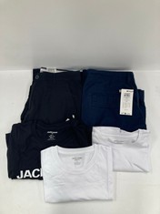 5 X JACK JONES CLOTHING VARIOUS SIZES AND MODELS INCLUDING WHITE T-SHIRT SIZE M- LOCATION 13C.