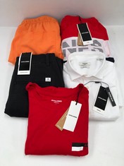 5 X JACK JONES CLOTHING VARIOUS STYLES AND SIZES INCLUDING WHITE SHIRT SIZE L - LOCATION 13C.