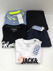 5 X JACK JONES CLOTHING VARIOUS MODELS AND SIZES INCLUDING BOY'S T-SHIRT 152 - LOCATION 13C.