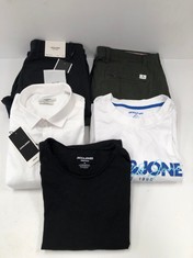 5 X JACK JONES CLOTHING VARIOUS STYLES AND SIZES INCLUDING WHITE SHIRT SIZE XL - LOCATION 17B.