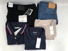 5 X JACK JONES CLOTHING VARIOUS STYLES AND SIZES INCLUDING JEANS - LOCATION 17B.