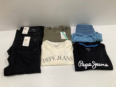 6 X PEPE JEANS GARMENTS VARIOUS SIZES AND MODELS INCLUDING BLACK T-SHIRT SIZE XL - LOCATION 38A.