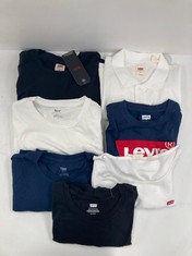 7 X LEVIS GARMENTS VARIOUS SIZES AND MODELS INCLUDING COLOUR T-SHIRT SIZE XL- LOCATION 29C.