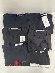 6 X CALVIN KLEIN GARMENTS VARIOUS SIZES AND MODELS INCLUDING BLACK T-SHIRT SIZE M - LOCATION 29C.